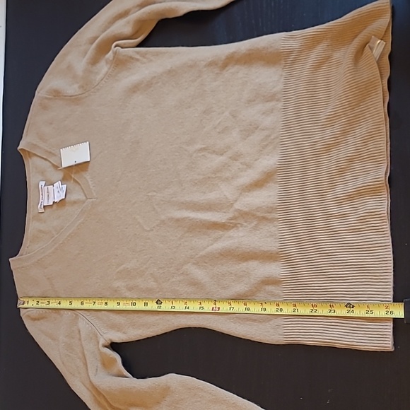 NWT COVINGTON tan cashmere v-neck sweater - Picture 8 of 8